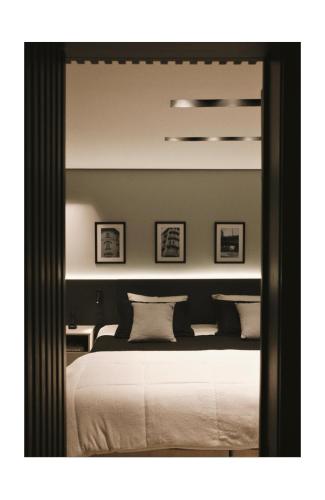 a mirror reflecting a bed in a bedroom at Flat Novo e Sofisticado no Jardins in Sao Paulo