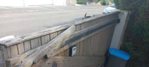 a wooden fence with a cat on top of it at Studio Nature et Beauregard 30m2 en duplex proche lac, cures thermales et commerces in Saint-Paul-lès-Dax