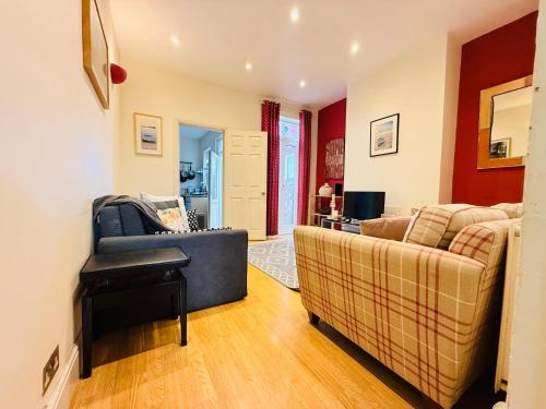 a living room with a couch and a piano at Last-Minute Reserve l Exclusive Deal l Sleeps Up to 5 l Free Parking l cottage l close to city in Birmingham