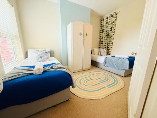 2 BED home in Birmingham Contractors free parking and fast Wi-Fi photo 3
