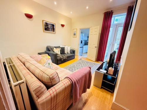 2 BED home in Birmingham Contractors free parking and fast Wi-Fi photo 10