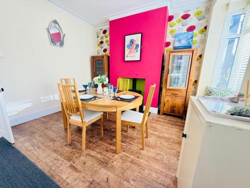 2 BED home in Birmingham Contractors free parking and fast Wi-Fi photo 5