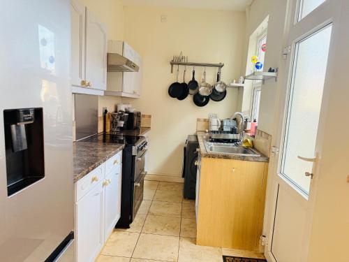 a kitchen with a sink and a counter top at Last-Minute Reserve l Exclusive Deal l Sleeps Up to 5 l Free Parking l cottage l close to city in Birmingham