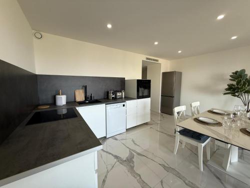 Sea View, Modern Apartment and Terrace