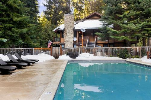 a swimming pool in front of a house at LOGE Alta Crystal in Enumclaw