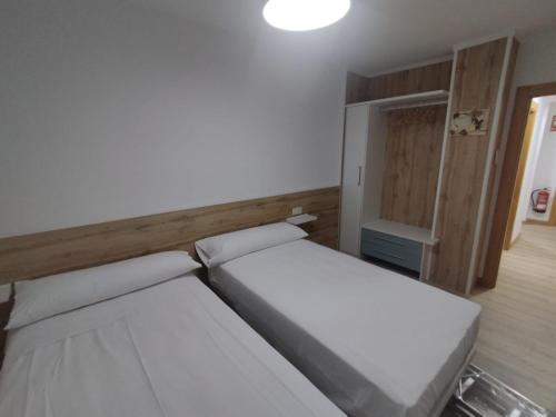 Precioso Apartamento centrico con 2 dormitorios客房内的一张或多张床位