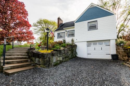 Jardín al aire libre en Delightful & Well Provisioned Home in Ideal Local