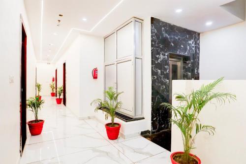 een hal met potplanten in een gebouw bij Hotel Aastha Shree Dham in Lucknow