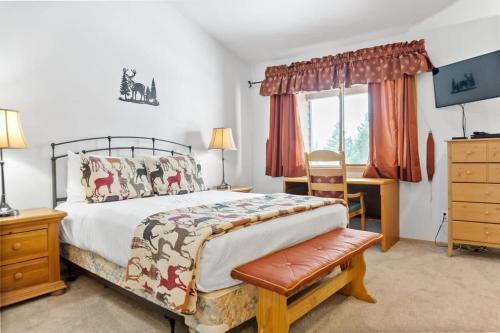 Postel nebo postele na pokoji v ubytování Cozy Frisco Condo Near Lake and Trails