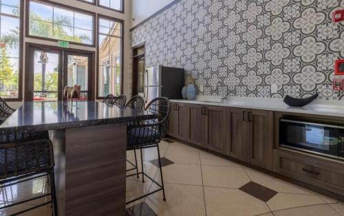 Una cocina o cocineta en Magic Splash Getaway