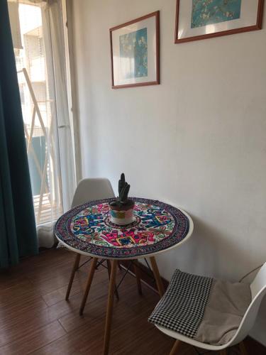stół z kaktusem w pokoju w obiekcie Mandala House w mieście Santiago