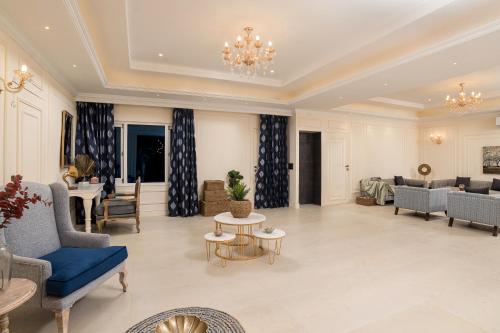 Posezení v ubytování 1 Amiras - Luxury Villa By HST Hospitality