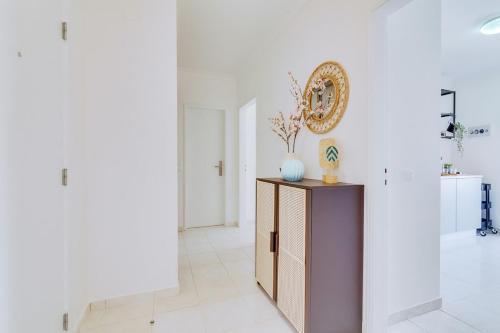 a room with a cabinet and a mirror on the wall at Brisa Algarvia 2 in Faro