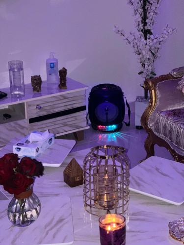 タブークにあるشقة السيف خلف مجمع الغرويの鳥かご、バックパック、キャンドルのある部屋