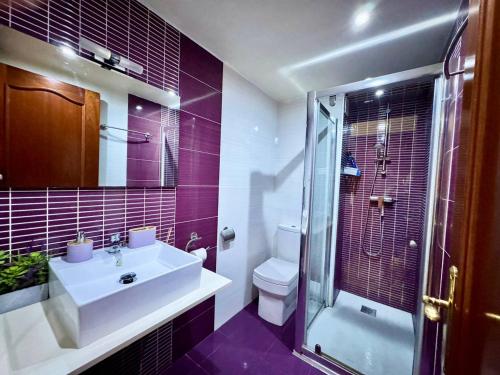 Un baño con lavabo, inodoro y ducha. en Apartsalou Oasis, en Salou