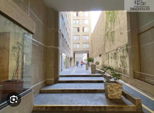 Mandala House في سانتياغو: مجموعة من السلالم في مبنى ينزل عليها الناس