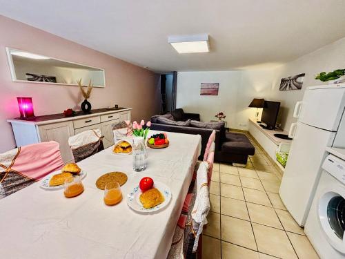 Kuchyň nebo kuchyňský kout v ubytování Gîtes Montvaltin - Duplex 65 m2, 2 chambres