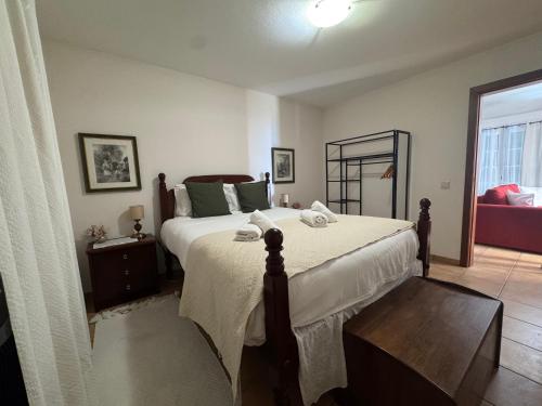 una camera da letto con un letto grande e una finestra di Pôr do Sol a Estreito da Calheta