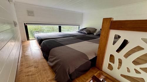 Ένα ή περισσότερα κρεβάτια σε δωμάτιο στο Tiny House au bord de l'eau