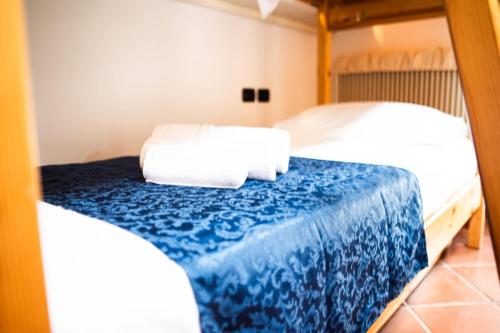 Postel nebo postele na pokoji v ubytování Il Nettuno Chalet Stile Rustico in Centro Città