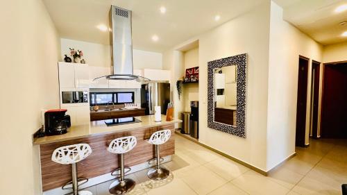 TV/Unterhaltungsangebot in der Unterkunft Lunada PH with Private Rooftop and Jacuzzi by Caribe Rentas