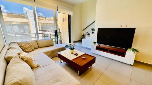 TV/Unterhaltungsangebot in der Unterkunft Lunada PH with Private Rooftop and Jacuzzi by Caribe Rentas