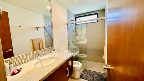 Ein Badezimmer in der Unterkunft Lunada PH with Private Rooftop and Jacuzzi by Caribe Rentas