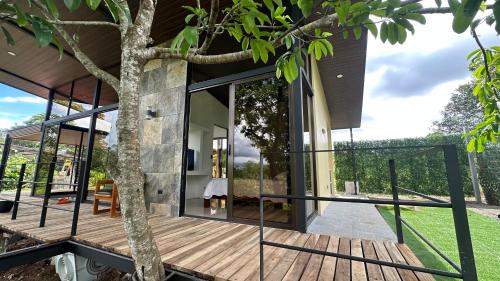 Taman di luar Tree of Heaven Lodge