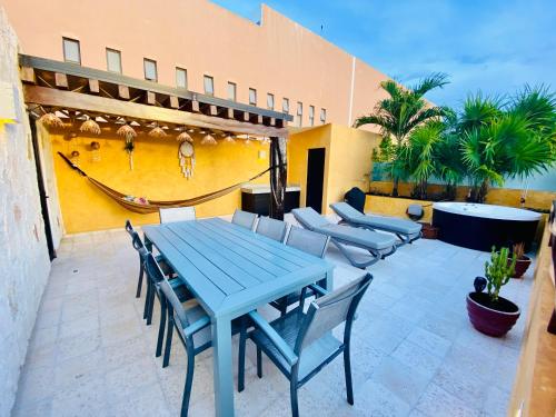 Ein Balkon oder eine Terrasse in der Unterkunft Lunada PH with Private Rooftop and Jacuzzi by Caribe Rentas