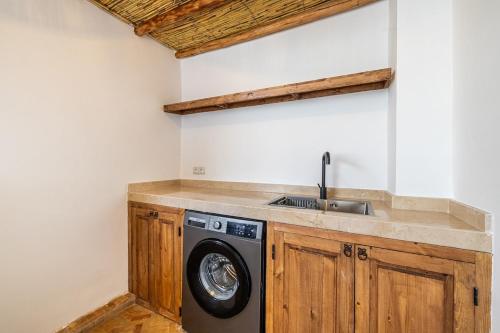 Kuchyň nebo kuchyňský kout v ubytování Riad Chiberta Exclusive & New with Pool for 6 pax with free Breakfast