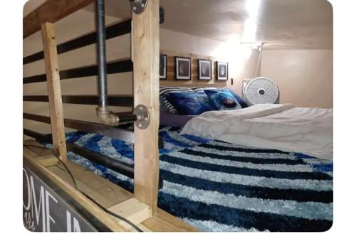 Ένα ή περισσότερα κρεβάτια σε δωμάτιο στο Tiny Cabin w hot tub & pool surrounded by nature