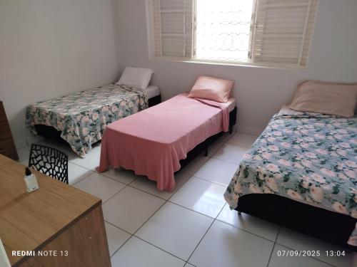 Postel nebo postele na pokoji v ubytování Quarto econômico