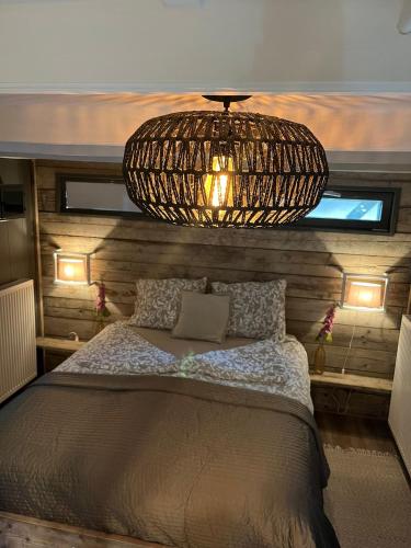 Ένα ή περισσότερα κρεβάτια σε δωμάτιο στο RustOord Chalet Ontspannen op de Veluwe