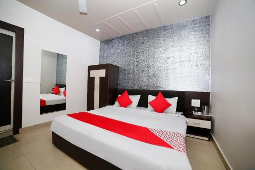 Una cama o camas en una habitación de Collection O Om Residency