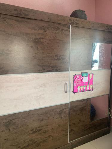 a wooden cabinet with a pink bag on it at Excelente casa para cop 30 in Belém
