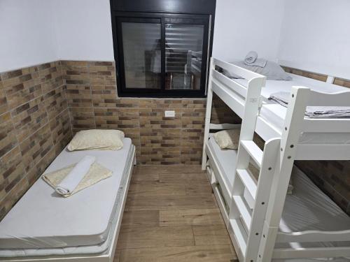 Ένα ή περισσότερα κρεβάτια σε δωμάτιο στο הזית והרימון