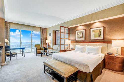 Ένα ή περισσότερα κρεβάτια σε δωμάτιο στο Incredible Topgolf Pool Views MAIN