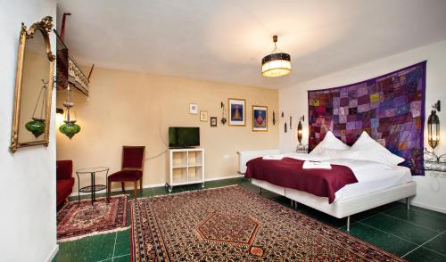 um quarto de hotel com uma cama e uma televisão em Hinter den Spiegeln em Heimbach
