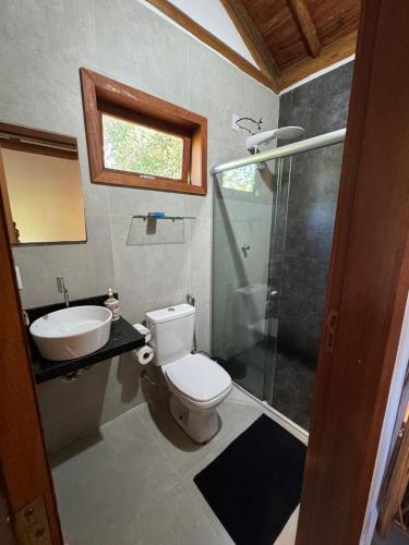 a bathroom with a toilet and a sink and a shower at Suíte 3 Privativa Taipu de Fora in Barra Grande