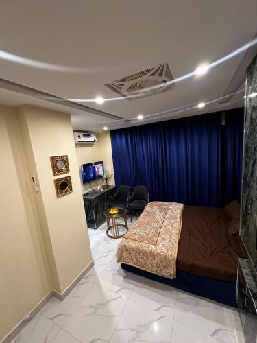 Una cama o camas en una habitación de Studio Appartment Bahria Town Manzil Stays