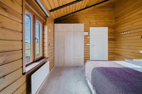 Ein Bett oder Betten in einem Zimmer der Unterkunft Large luxury Cabin On The Golden Circle Next To Kerið The Crater.