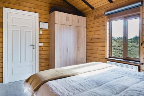 Ein Bett oder Betten in einem Zimmer der Unterkunft Large luxury Cabin On The Golden Circle Next To Kerið The Crater.