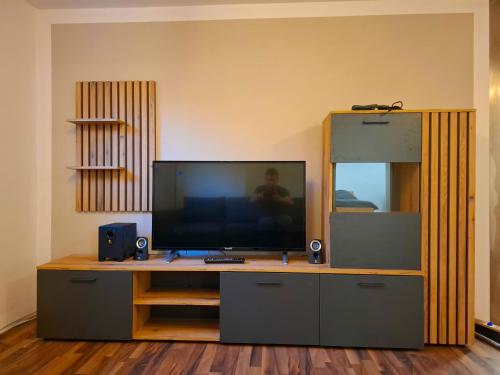 a tv sitting on a wooden table with a mirror at Gemütliches Apartment in Giengen an der Brenz