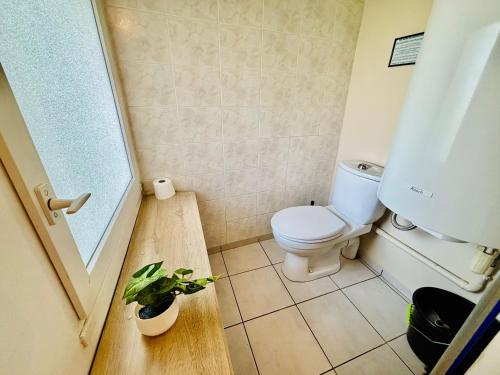 Un baño de Gîtes Montvaltin - Appartement T2 52m2