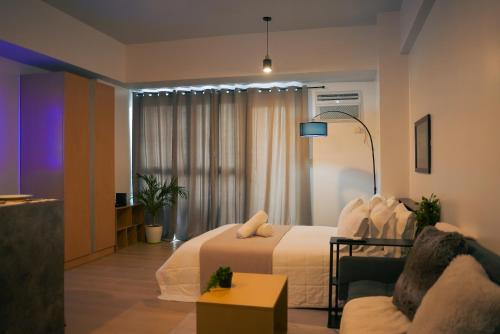 Postel nebo postele na pokoji v ubytování Upscale Stylish Suite Near BGC and View of Venice Grand Canal Mall