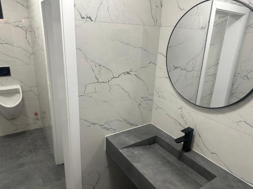 Ένα μπάνιο στο Hotel Belica