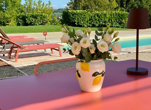 a vase with flowers in it sitting on a table at Casa MIA - tra Monferrato, Langhe e Roero in CastellʼAlfero