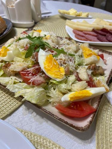 ゲストハウスの敷地内または近くでの食事または食べ物