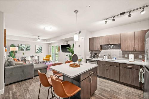 een open keuken en woonkamer in een appartement bij Bright 2BR SLC Apt Hot Tub Parking in Salt Lake City