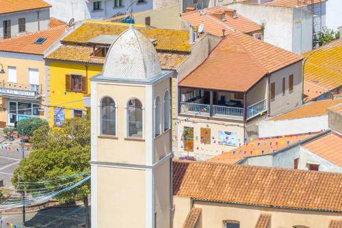 a clock tower in the middle of a city at Casa Boyl Rooms in Putifigari